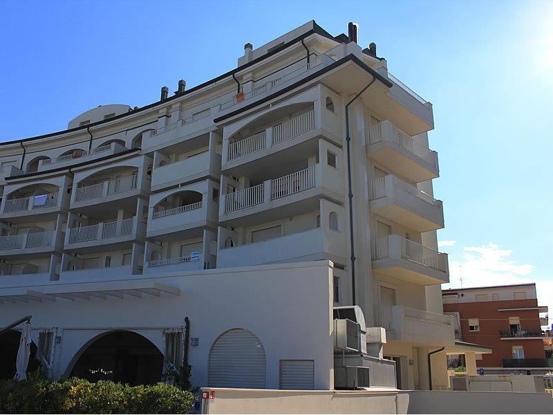 Residence A-More Римини Экстерьер фото