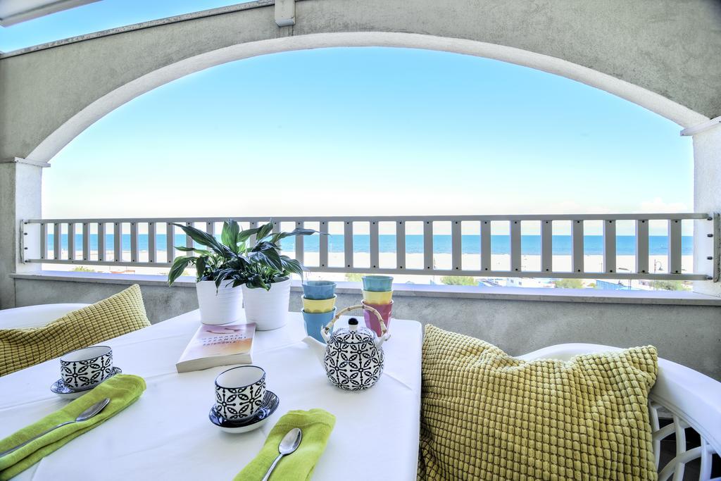 Residence A-More Римини Экстерьер фото