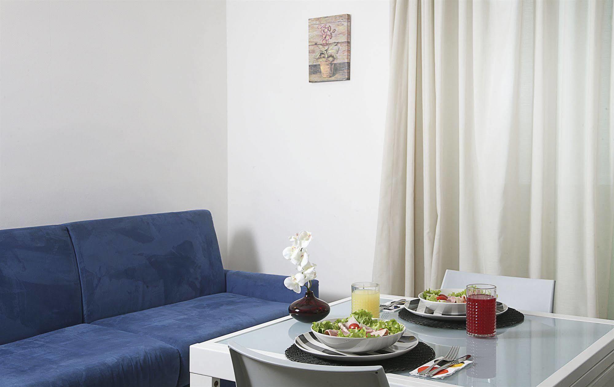 Residence A-More Римини Экстерьер фото
